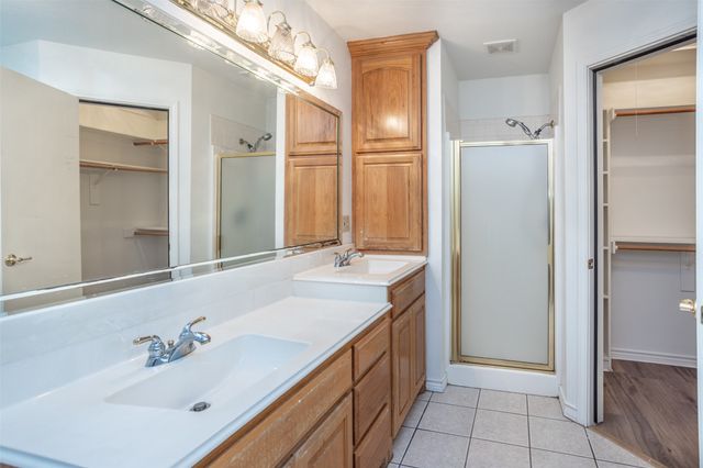 1423 S Howeth Street, Gainesville, TX 76240