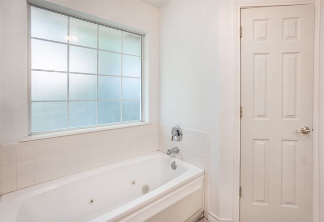 1423 S Howeth Street, Gainesville, TX 76240