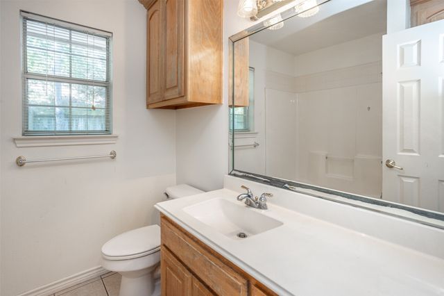 1423 S Howeth Street, Gainesville, TX 76240