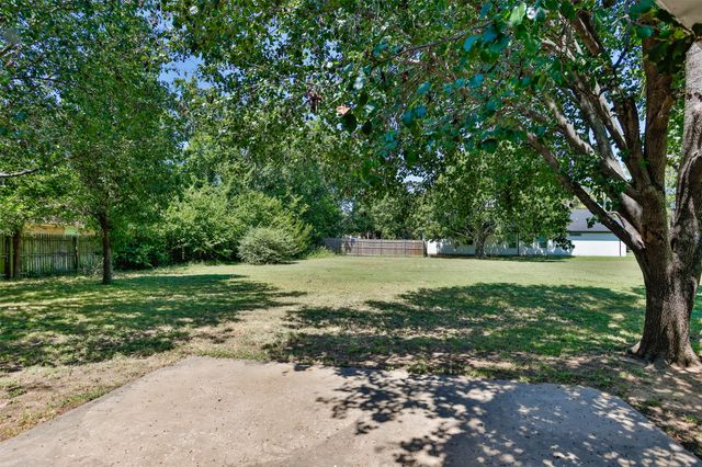 1423 S Howeth Street, Gainesville, TX 76240