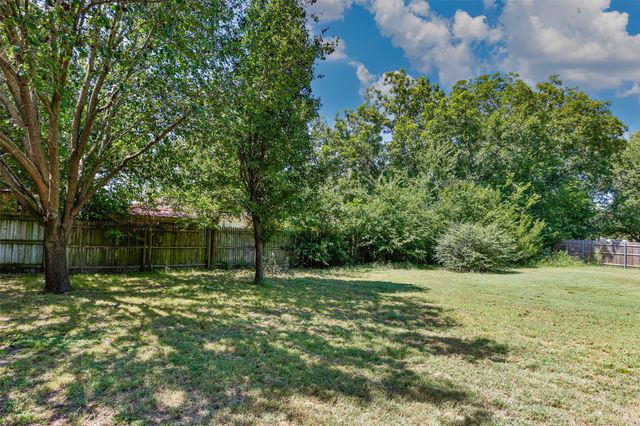 1423 S Howeth Street, Gainesville, TX 76240