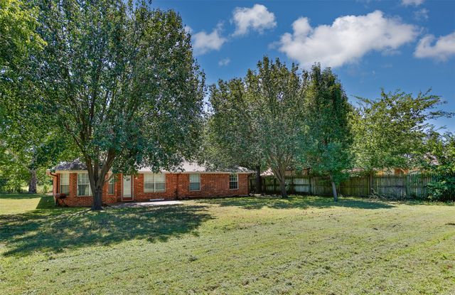 1423 S Howeth Street, Gainesville, TX 76240