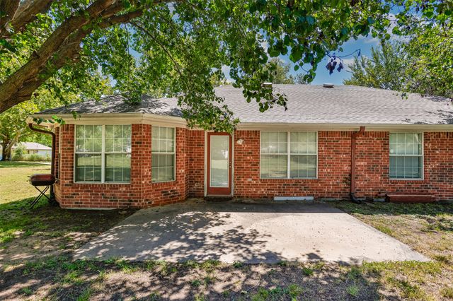 1423 S Howeth Street, Gainesville, TX 76240