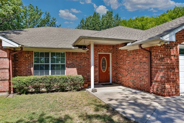 1423 S Howeth Street, Gainesville, TX 76240