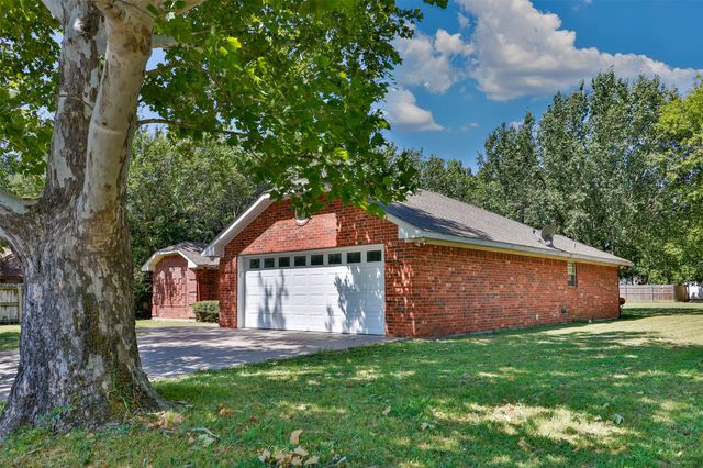 1423 S Howeth Street, Gainesville, TX 76240