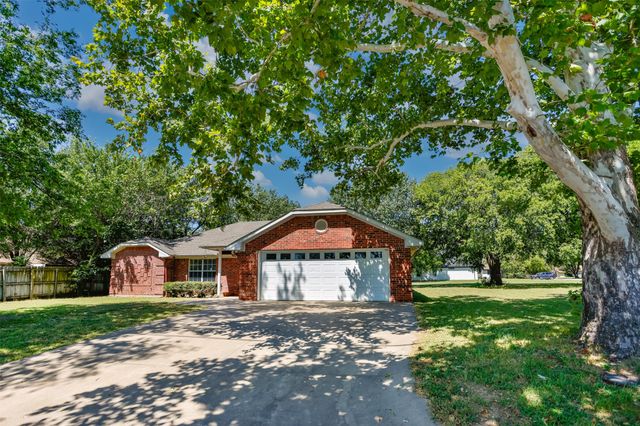 1423 S Howeth Street, Gainesville, TX 76240