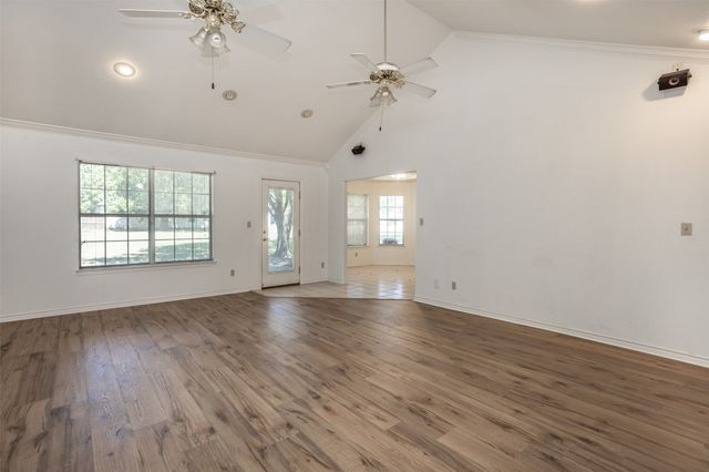 1423 S Howeth Street, Gainesville, TX 76240
