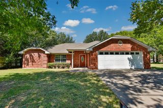 1423 S Howeth Street, Gainesville, TX 76240
