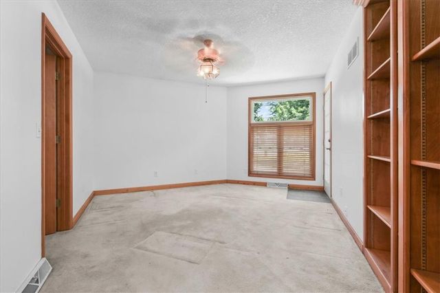 4242 N Grand Avenue, Kansas City, MO 64116