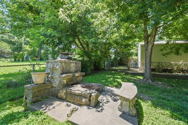4242 N Grand Avenue, Kansas City, MO 64116