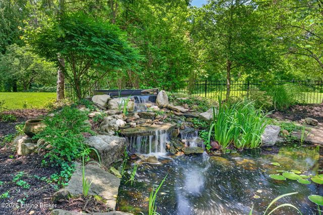 7422 Wycliffe Dr, Prospect, KY 40059