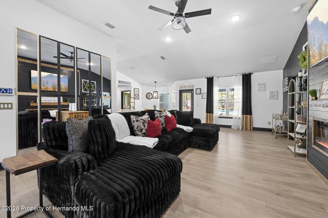 12034 Mandlin Road, Weeki Wachee, FL 34614