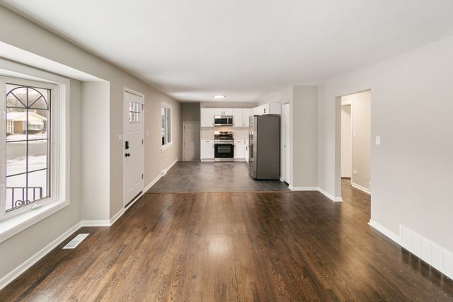 214 N Gay Court, Glenwood, IL 60425