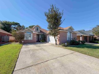 4913 Vizcaya Dr, Pensacola, FL 32507