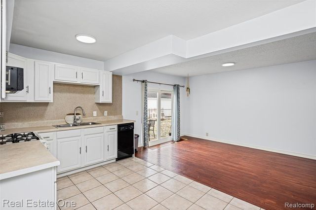 32955 Hawthorne Drive, Warren, MI 48092