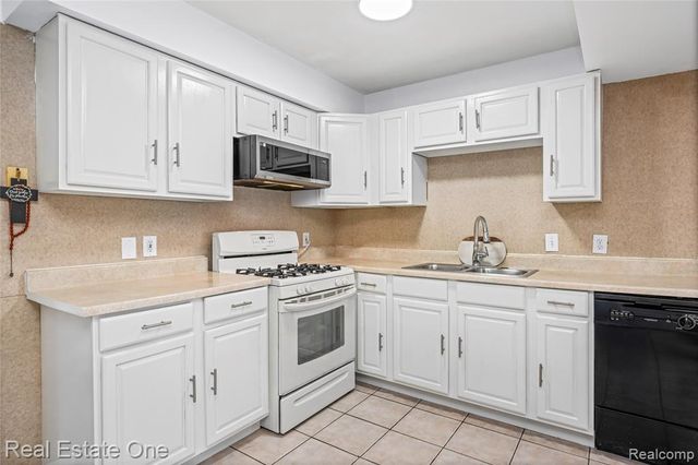 32955 Hawthorne Drive, Warren, MI 48092