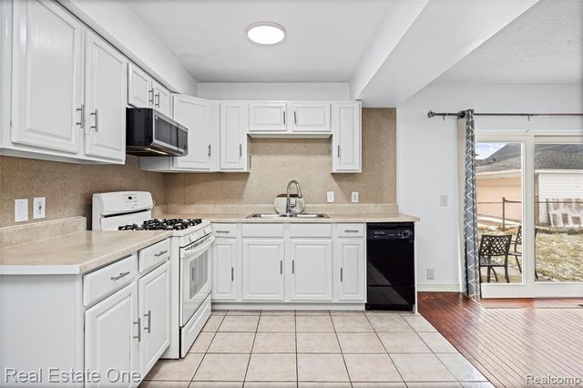 32955 Hawthorne Drive, Warren, MI 48092