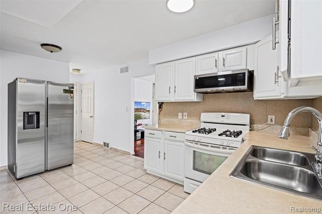 32955 Hawthorne Drive, Warren, MI 48092