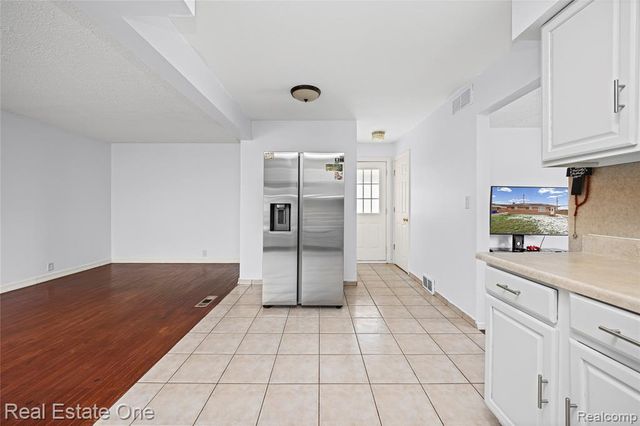 32955 Hawthorne Drive, Warren, MI 48092