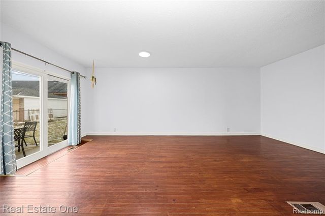 32955 Hawthorne Drive, Warren, MI 48092