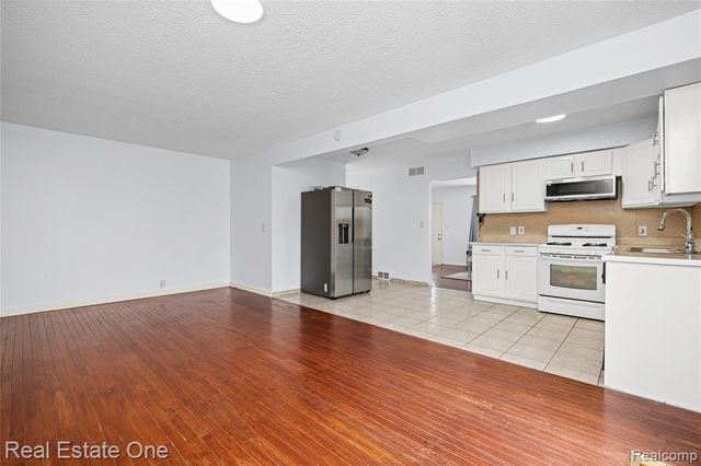 32955 Hawthorne Drive, Warren, MI 48092