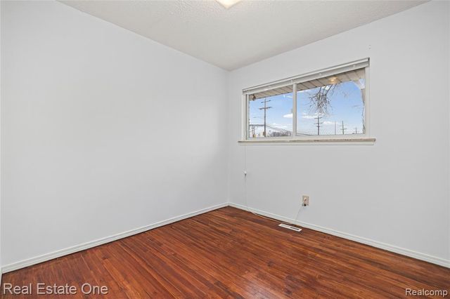 32955 Hawthorne Drive, Warren, MI 48092