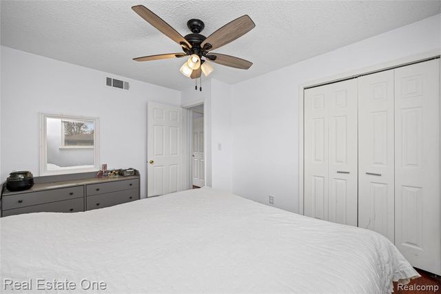 32955 Hawthorne Drive, Warren, MI 48092