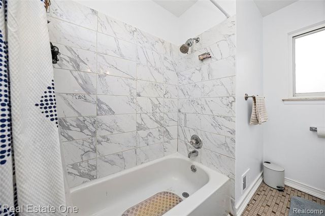 32955 Hawthorne Drive, Warren, MI 48092