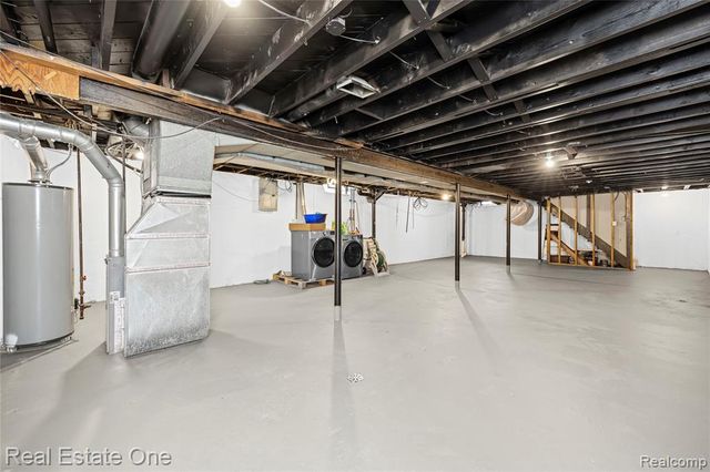 32955 Hawthorne Drive, Warren, MI 48092