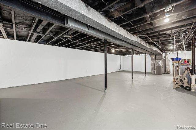 32955 Hawthorne Drive, Warren, MI 48092