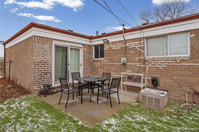 32955 Hawthorne Drive, Warren, MI 48092