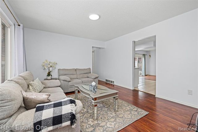 32955 Hawthorne Drive, Warren, MI 48092