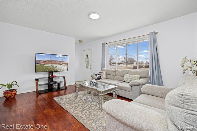 32955 Hawthorne Drive, Warren, MI 48092