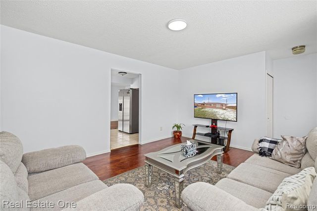 32955 Hawthorne Drive, Warren, MI 48092