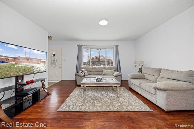 32955 Hawthorne Drive, Warren, MI 48092