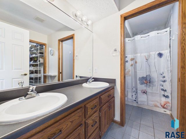 4040 S Brady Ct Court, Sioux Falls, SD 57103