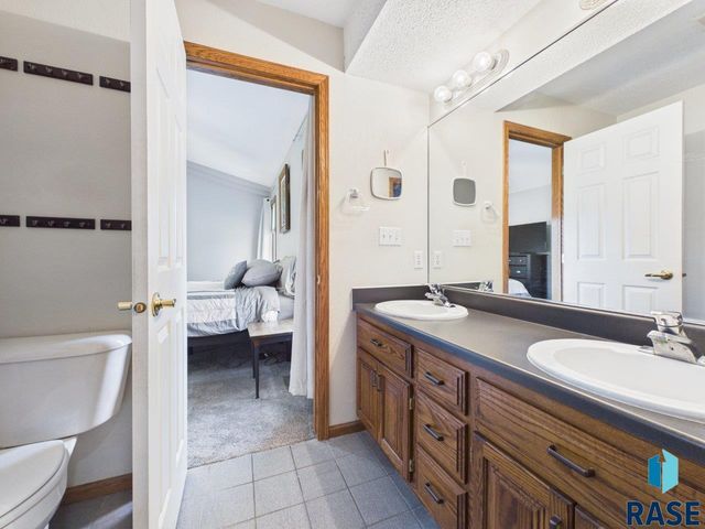 4040 S Brady Ct Court, Sioux Falls, SD 57103