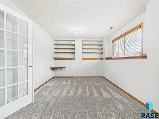 4040 S Brady Ct Court, Sioux Falls, SD 57103