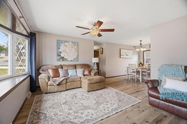 325 QUINCY AVENUE, Omro, WI 54963