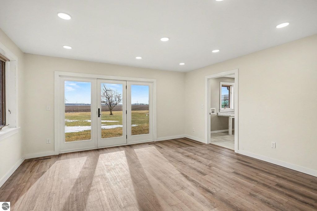 Image 13 of property listing at 6386 E Washington, Ithaca, MI 48847