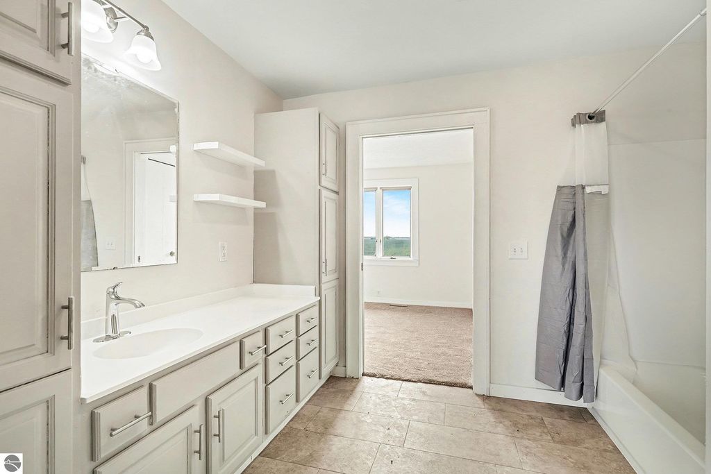 Image 17 of property listing at 6386 E Washington, Ithaca, MI 48847