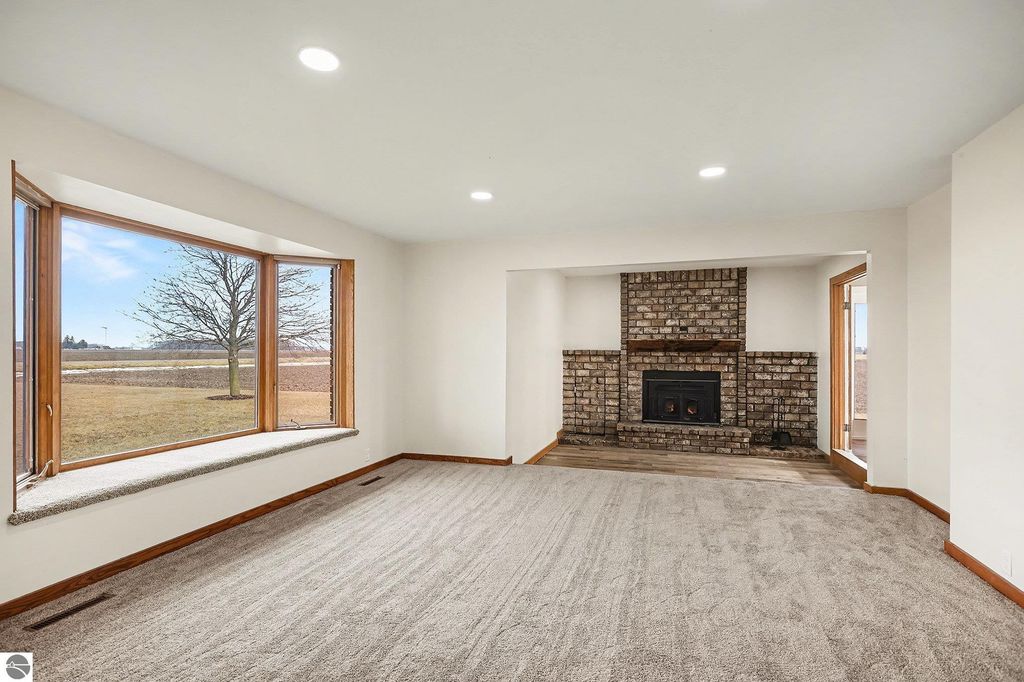 Image 3 of property listing at 6386 E Washington, Ithaca, MI 48847