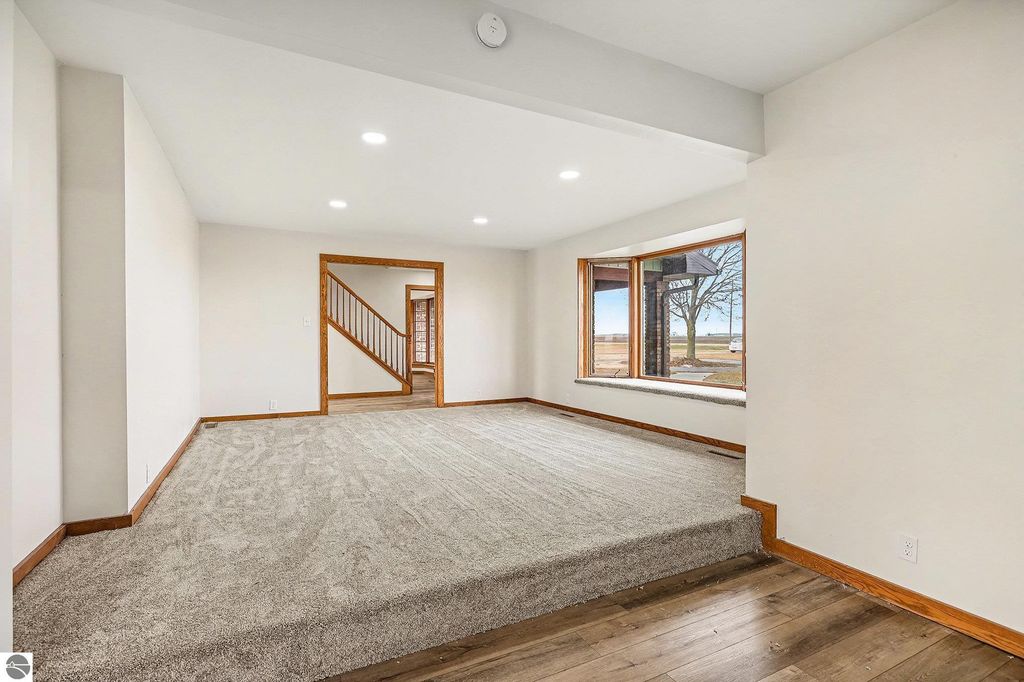 Image 5 of property listing at 6386 E Washington, Ithaca, MI 48847