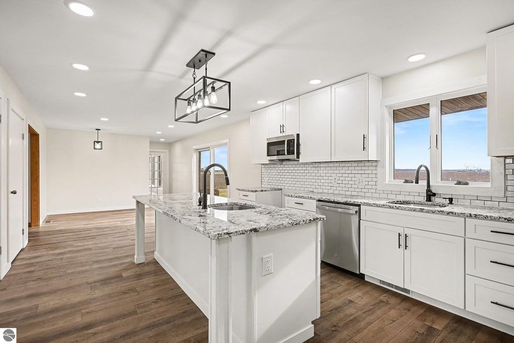 Image 8 of property listing at 6386 E Washington, Ithaca, MI 48847