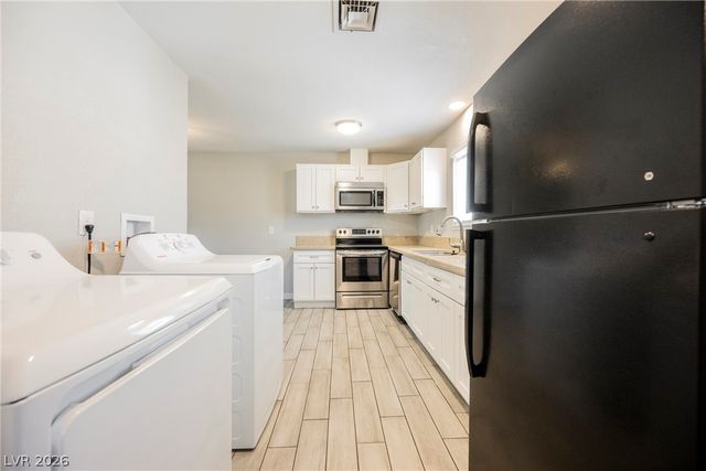 135 Greenbriar Townhouse Way, Las Vegas, NV 89121