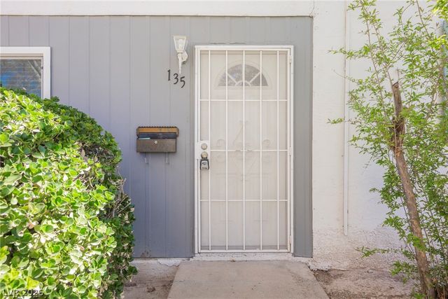 135 Greenbriar Townhouse Way, Las Vegas, NV 89121