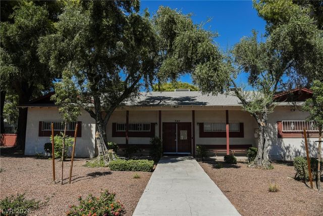 135 Greenbriar Townhouse Way, Las Vegas, NV 89121