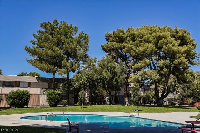 135 Greenbriar Townhouse Way, Las Vegas, NV 89121