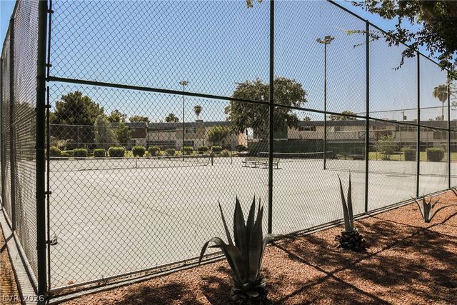 135 Greenbriar Townhouse Way, Las Vegas, NV 89121
