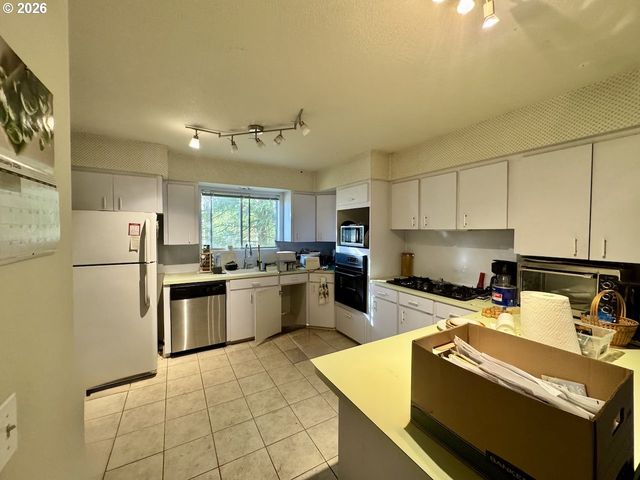 4230 Sw HEWETT Blvd, Portland, OR 97221